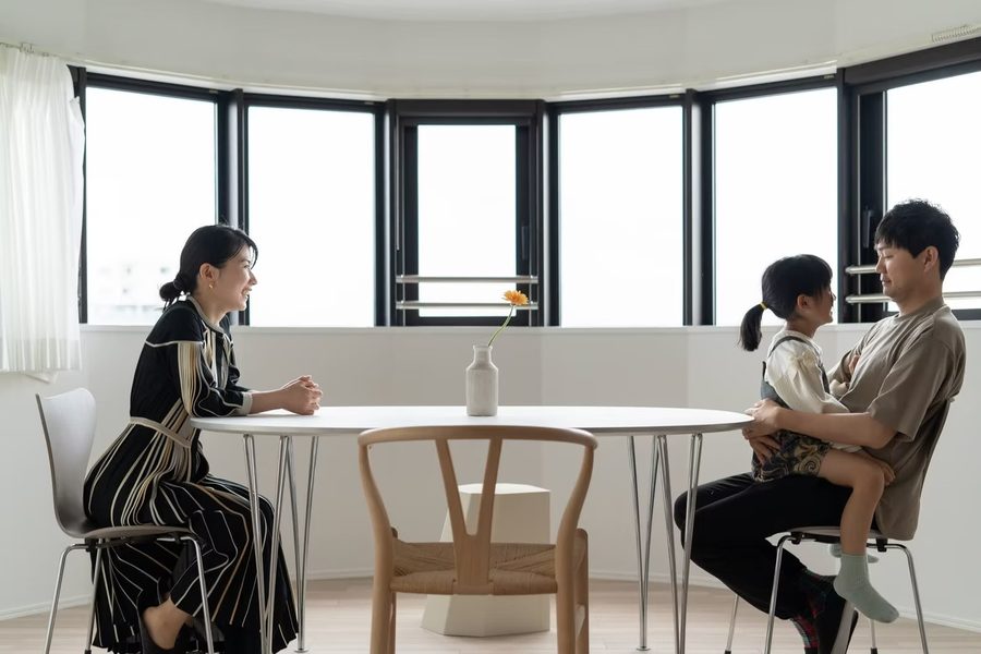 ダイニングテーブルで話すご家族